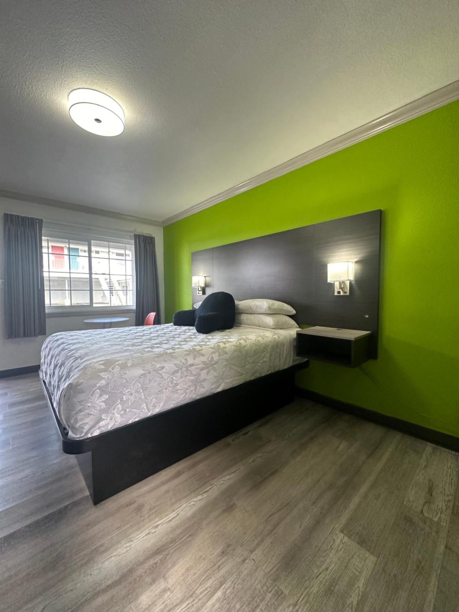 Signature Motel